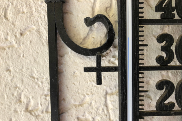 Heiße hohe Temperatur auf dem Thermometer