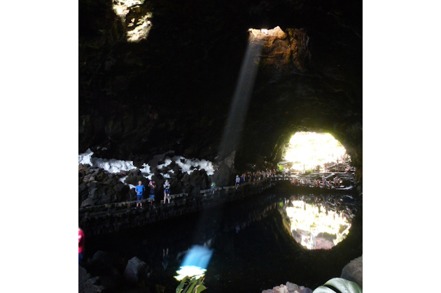 Mysteriöses Licht in einer Höhle